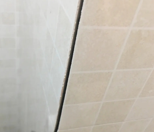 内乡瓷砖空鼓维修公司分享阳台瓷砖脱落的修复过程可以分为以下几个步骤
