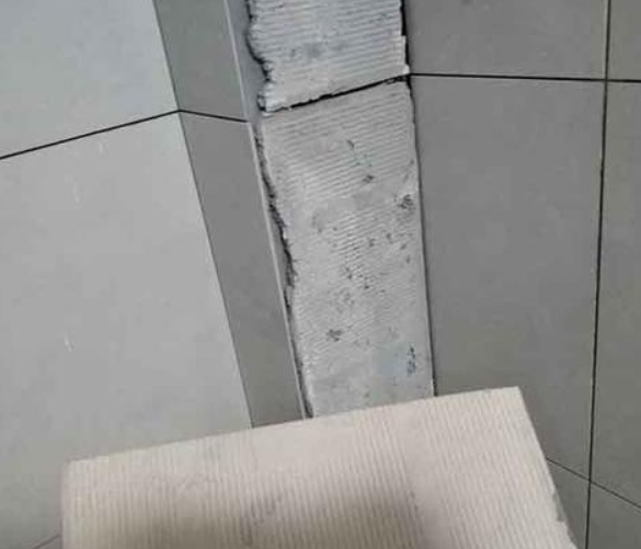 内乡瓷砖空鼓维修公司分享下厨房瓷砖脱落的补救措施。